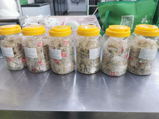 北京降雪  叮咚買(mǎi)菜為小哥準(zhǔn)備保暖衣物、紅糖姜茶等全套防寒物資