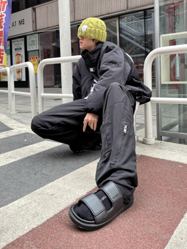 誰說穿拖鞋出門就是邋遢？你一定沒試過優(yōu)調(diào)兩條帶涼拖！