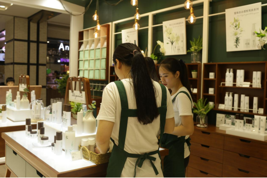 三草兩木線下門店的“星辰大?！?/></p><p>未來幾年里，各行各業(yè)的傳統(tǒng)經(jīng)營必然都會在走向數(shù)字化經(jīng)營的大江大河中走向重塑，而實體門店只有把握住先機才能走得更遠。三草兩木的實體門店數(shù)字化轉(zhuǎn)型，在“人、貨、場”的連接更加緊密和便捷的基礎(chǔ)上，進一步挖掘了線下渠道的價值，并在線上、線下的服務(wù)與體驗上探索出了一條深度融合且互為借力的美妝護膚新零售模式。在客群畫像數(shù)據(jù)、客流門店經(jīng)營、會員數(shù)字化管理、數(shù)據(jù)貫通轉(zhuǎn)化各方面向著目標(biāo)化、精準(zhǔn)化、體驗化的方向前進。</p><p>2022年，屬于三草兩木的實體門店“數(shù)字化振興”才剛剛開啟。道阻且長，行則將至!相信三草兩木會在數(shù)字化轉(zhuǎn)型的星辰大海中乘風(fēng)破浪，引領(lǐng)美妝護膚的新面貌!</p>						<p style=
