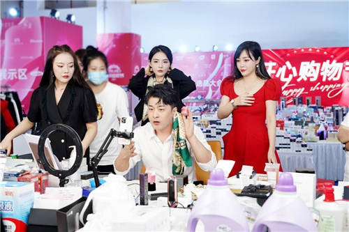 辛選的主播團(tuán)隊(duì)為何成長(zhǎng)如此迅捷？辛巴在演講中給出了答案