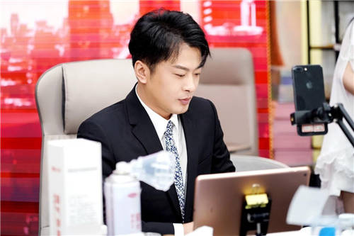 辛選創(chuàng)始人辛巴辛有志強(qiáng)調(diào)專業(yè)化，從多個(gè)維度來打造高專業(yè)性的主播團(tuán)隊(duì)