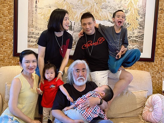歌手白雪攜男友原藝三亞迎賓客，張紀(jì)中一家前來團(tuán)聚慶春節(jié)