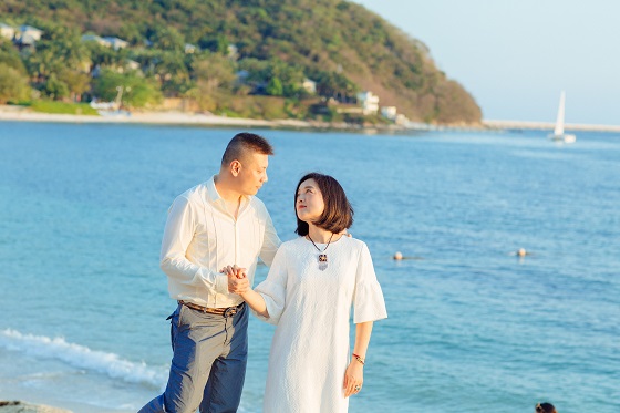 歌手白雪攜男友原藝三亞迎賓客，張紀(jì)中一家前來團(tuán)聚慶春節(jié)