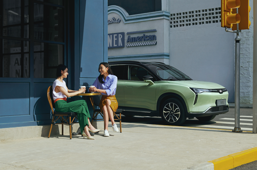 威馬可以通過手機(jī)和汽車授權(quán)獲得手機(jī)的藍(lán)牙鑰匙，一鍵打開汽車