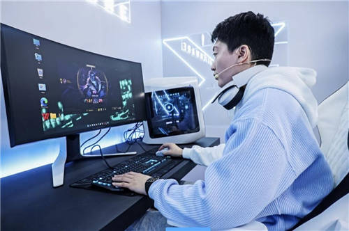 斗魚直播間，管澤元與ALIENWARE一同“開戰(zhàn)”