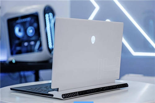 斗魚直播間，管澤元與ALIENWARE一同“開戰(zhàn)”