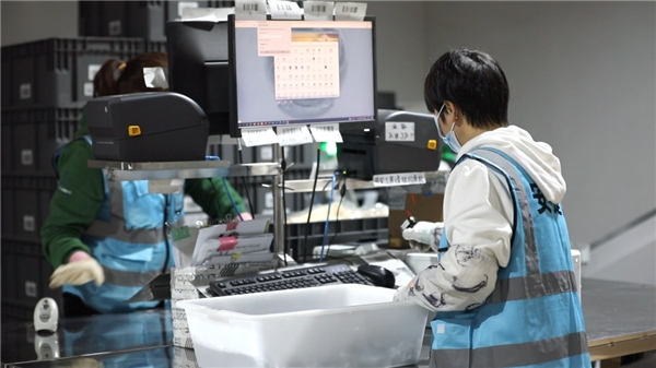 海柔創(chuàng)新使用機(jī)器人技術(shù)，幫助中老年人再就業(yè)