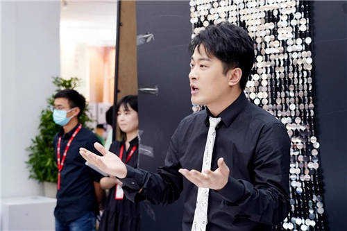 捐出的是財(cái)物，播下的是希望，看辛巴如何公益助學(xué)