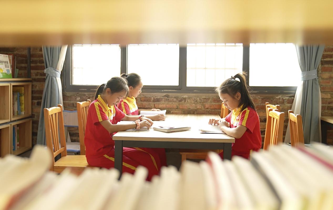 2022年9月5日，拼多多“為你讀書(shū)”公益捐贈(zèng)行動(dòng)走進(jìn)湖南祁東啟航學(xué)校.jpg