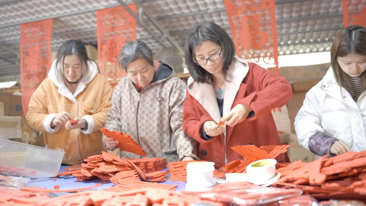 返鄉(xiāng)創(chuàng)業(yè)的易少玲，還帶動(dòng)了當(dāng)?shù)?0多戶村民就業(yè).jpg