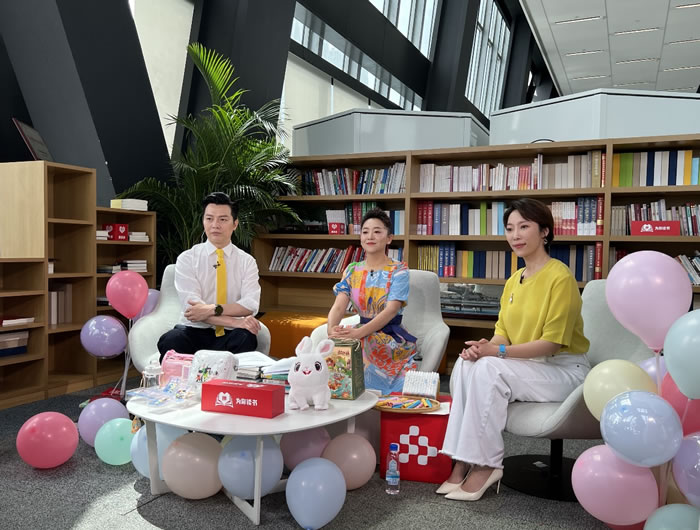 拼多多副總裁、“為你讀書”公益捐贈(zèng)行動(dòng)負(fù)責(zé)人侯凱笛做客直播間，講述捐贈(zèng)背后的故事.jpg
