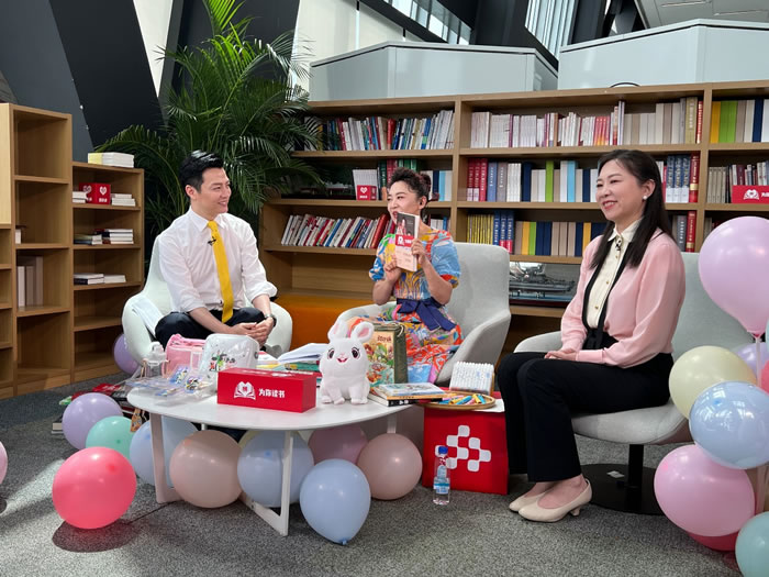 北京電影學(xué)院副教授、編劇葛競(jìng)受邀來到直播間，與觀眾分享創(chuàng)作體會(huì).jpg