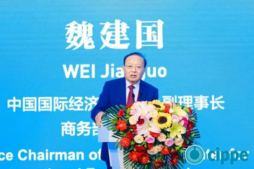 中國(guó)國(guó)際經(jīng)濟(jì)交流中心副理事長(zhǎng)、商務(wù)部原副部長(zhǎng)魏建國(guó)出席開(kāi)幕式并發(fā)表大會(huì)主旨講話.jpg