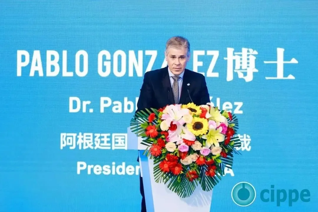 阿根廷國(guó)家石油公司總裁、博士PABLO GONZáLEZ出席開(kāi)幕式并致辭.jpg