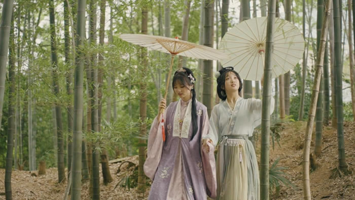 油紙傘幾乎成為古風(fēng)攝影的標(biāo)配。周樂(lè)介紹，自己拼多多店鋪的主要用戶集中在15-25歲的年輕人群體.jpg