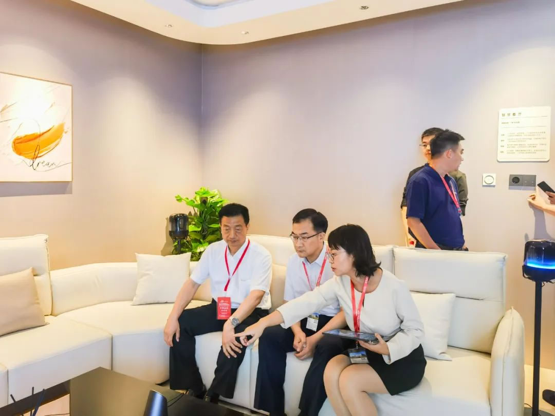 住建部工程質(zhì)量安全監(jiān)管司韓煜副司長，新疆省住建廳黨組書記李宏斌.jpg