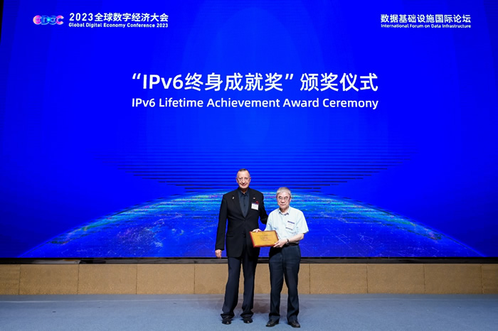 全球IPv6論壇主席拉迪夫·拉蒂德為中國工程院院士鄔賀銓現(xiàn)場頒發(fā)“IPv6終身成就獎”.jpg