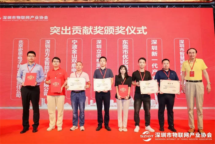國(guó)家高層次人才、清華大學(xué)王興軍教授為會(huì)員單位頒發(fā)突出貢獻(xiàn)獎(jiǎng).jpg