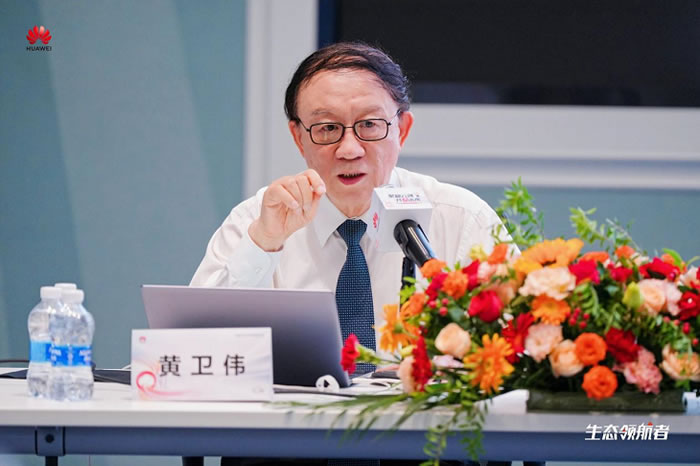 中國著名經(jīng)濟(jì)學(xué)家和企管學(xué)家、華為公司管理顧問 黃衛(wèi)偉.jpg