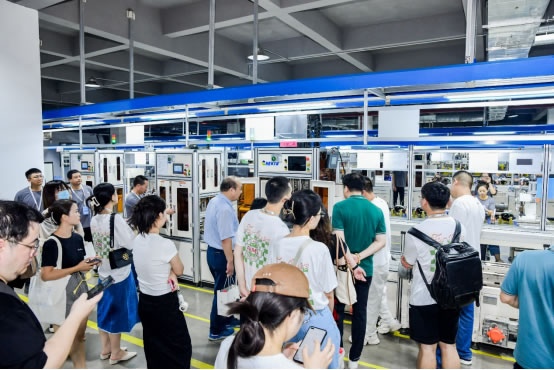 參會(huì)嘉賓、媒體參觀愛(ài)瑪機(jī)電生產(chǎn)車間.jpg