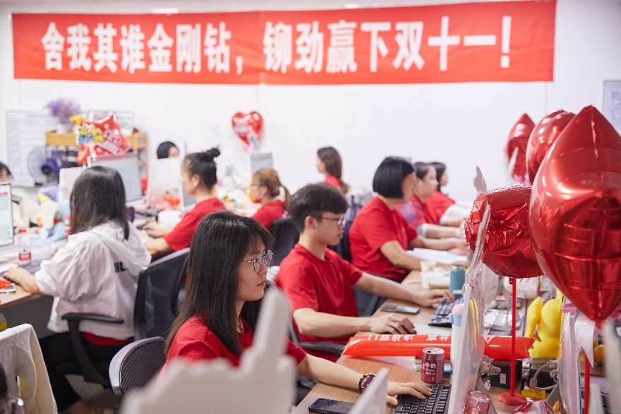 大促開啟后，入駐拼多多百億補(bǔ)貼的農(nóng)貨、國(guó)貨商家同比增長(zhǎng)了2倍以上.jpg