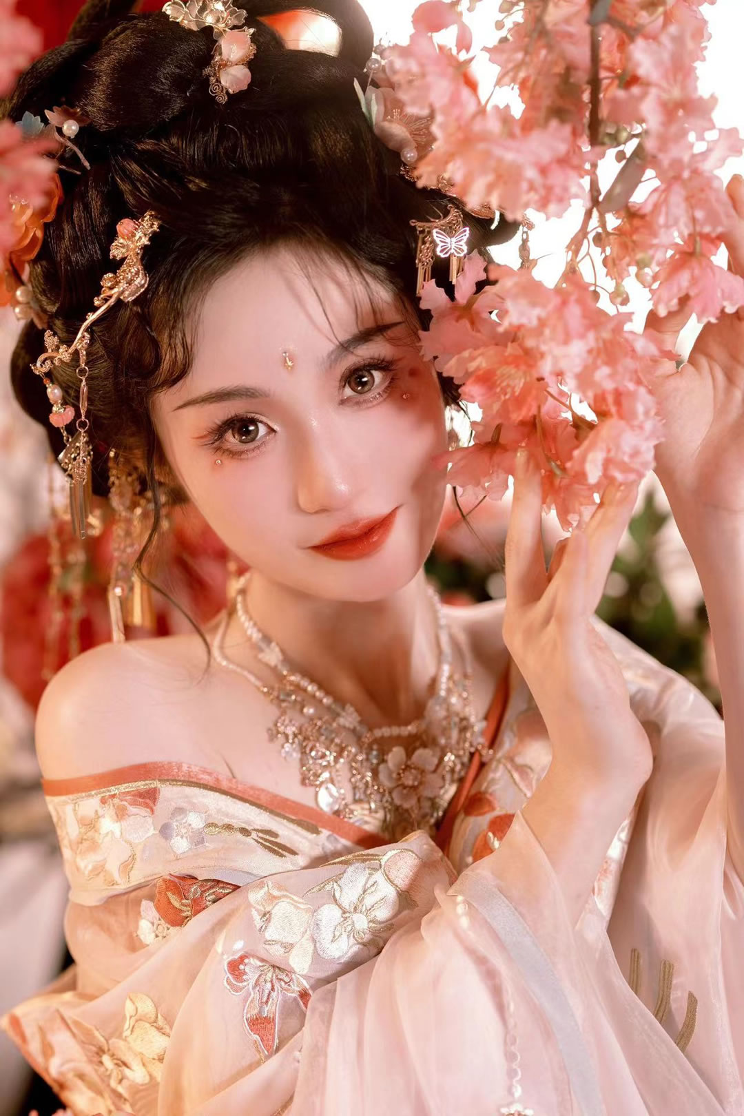 21小魚_Aisling-漢服-云想衣裳花想容，春風(fēng)拂檻露華濃.jpg