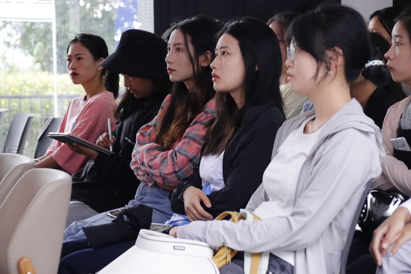 ▲科技小院準研究生們認真聆聽、仔細記錄培訓細節(jié)，希望未來推動農(nóng)產(chǎn)品線上銷售。 攝影：王開.jpg