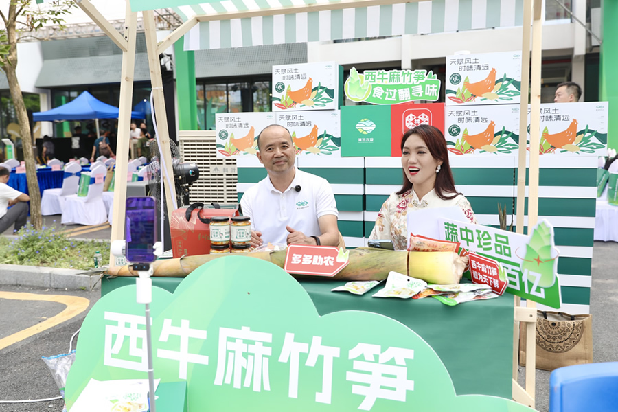 ▲清遠(yuǎn)市農(nóng)業(yè)農(nóng)村局副局長李敏懷為西牛麻竹筍“代言”。譚家富▕攝.jpg