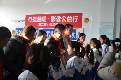 在冬日讓溫暖定格，他們給孩子帶來照片