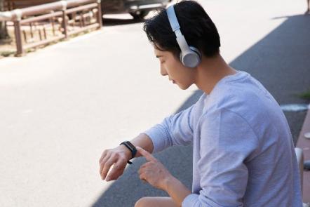彩色大屏 NFC 心率一個(gè)不少，AMAZFIT 米動(dòng)手環(huán) 2 售價(jià) 299 元