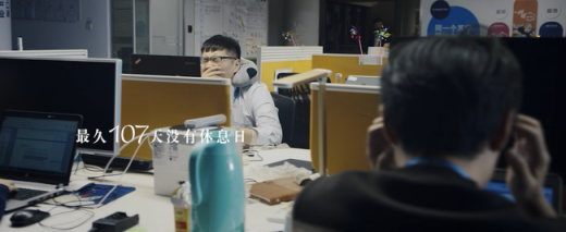 吃瓜群眾想問，4萬多人參加的年終party到底是個(gè)什么場面？