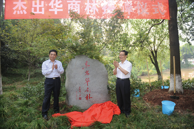 有感慈善回歸圣壇，盧俊卿再捐2億扶貧