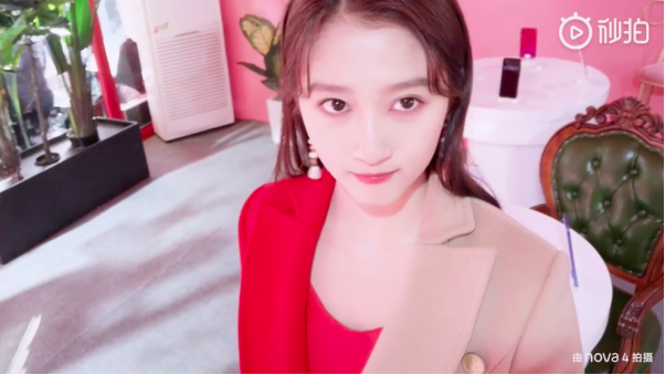 時尚icon關(guān)曉彤首支nova4拍攝vlog上線，甜蜜互動或?qū)⒃傧菩嘛L(fēng)潮