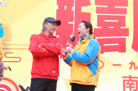 周星馳年貨節(jié)突襲蘇寧總部，女快遞員現(xiàn)場求角