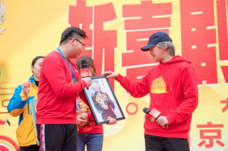 周星馳年貨節(jié)突襲蘇寧總部，女快遞員現(xiàn)場求角
