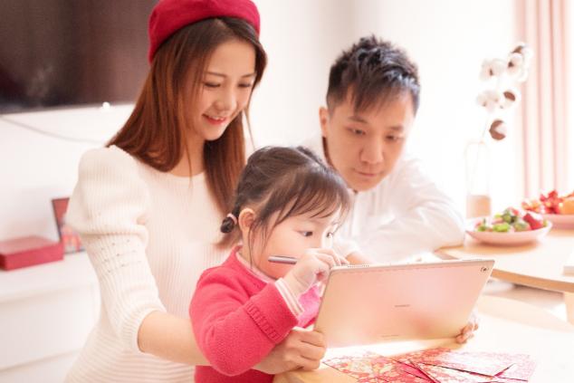 華為平板M5青春版新年篇：智能語(yǔ)音打破傳統(tǒng)規(guī)則，與你相約的互動(dòng)新方式！