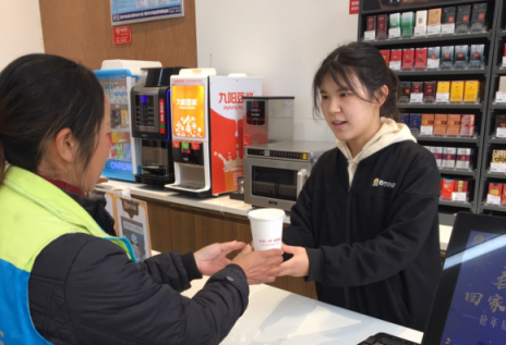 暖心！春節(jié)不打烊的蘇寧小店給過年堅守崗位的他們送禮物