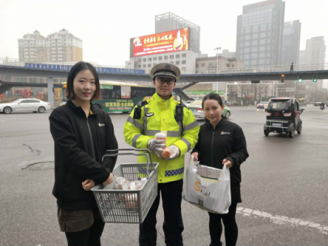 暖心！春節(jié)不打烊的蘇寧小店給過年堅守崗位的他們送禮物