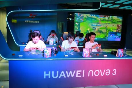 華為nova4聯(lián)手eStarPro戰(zhàn)隊(duì)，游戲?qū)嵙ε审w驗(yàn)再升級