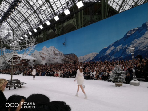 Chanel大秀演繹白色基調(diào)，華為nova4貝母白成時髦單品