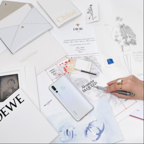 Chanel大秀演繹白色基調(diào)，華為nova4貝母白成時髦單品