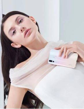 Chanel大秀演繹白色基調(diào)，華為nova4貝母白成時髦單品
