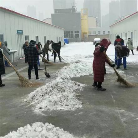 掃雪除冰保暢通 黃河科技學(xué)院315附屬醫(yī)院比雪更美的掃雪人！