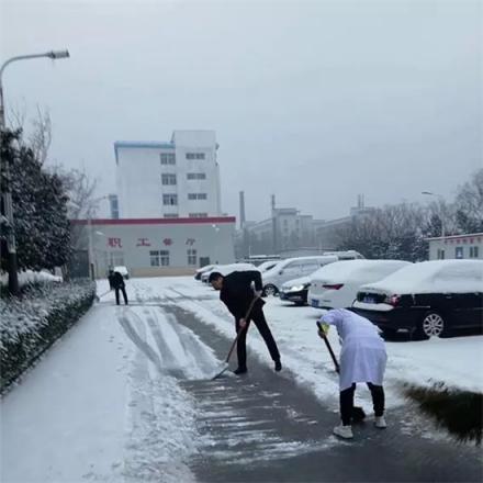 掃雪除冰保暢通 黃河科技學(xué)院315附屬醫(yī)院比雪更美的掃雪人！