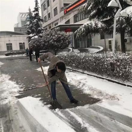 掃雪除冰保暢通 黃河科技學(xué)院315附屬醫(yī)院比雪更美的掃雪人！