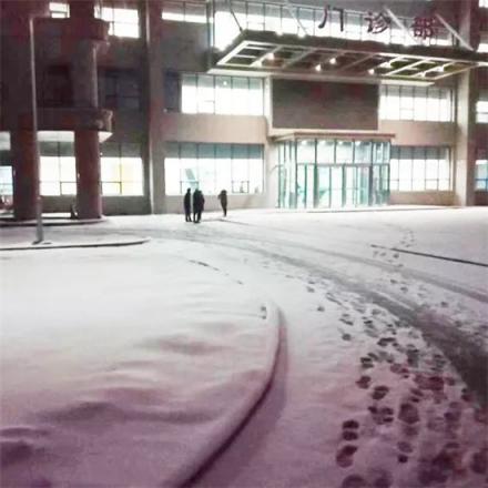 掃雪除冰保暢通 黃河科技學(xué)院315附屬醫(yī)院比雪更美的掃雪人！