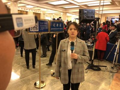 又見直播“利器” 亮亮視野AR眼鏡再次亮相兩會