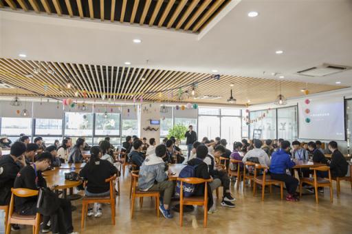 華僑大學(xué)參訪團(tuán)到一品威客參觀 為這些AI產(chǎn)品點贊