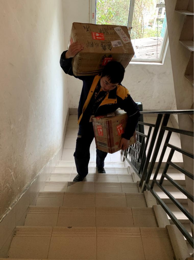 快遞員獲10萬元金磚年終獎，卻問“我爸不會再罵我了吧？”