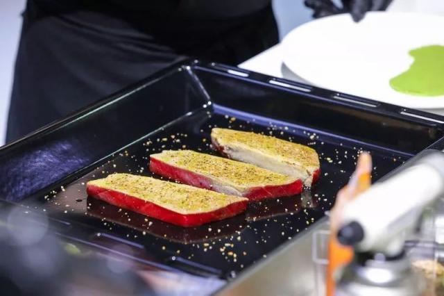 三文魚原鮮挑戰(zhàn)后，又玩冰水同框，這個(gè)品牌為何熱衷挑戰(zhàn)不可能?